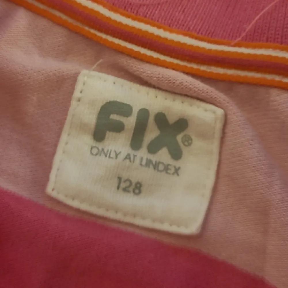 Superfin vintage T-shirt/piké från Lindex (FIX). Kan fraktas men köparen står för frakten 🫶. T-shirts.