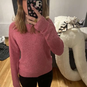 Rosa stickad tröja  - En rosa stickad tjock tröja från vero Moda 