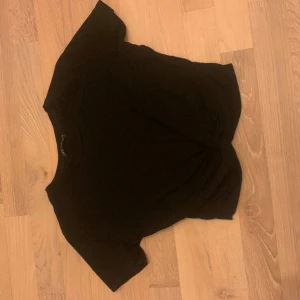 Svart T-shirt  - Svart magtröja T-shirt från zara