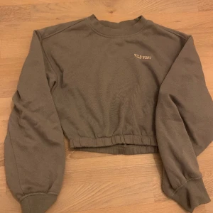 Tröja - Grå tröja med häst på baksidan från hm