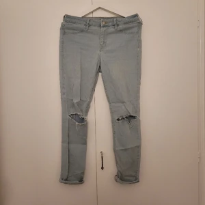 Byxor med slitning - Skinny Ankle - Använda stiliga byxor. Regular waist.