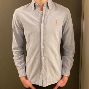 Ralph Lauren Skjorta - Säljer nu denna asfeta Ralph Lauren skjorta i ett mycket gott skick! Storleken är S så sitter därför lite litet på mig. Nypris på denna ligger på 1100kr och säljer nu för endast 349kr! Hör av dig vid minsta lilla fundering! 😊