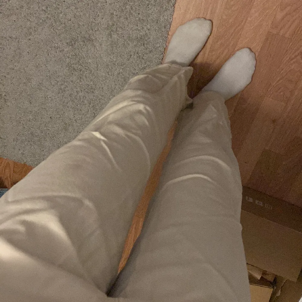 Ett par beiga jeans, lite korta på mig eftersom jag är över 1,70cm lång. Det finns en liten fläck på benet som syns på bild 3 men det går bort i tvätten.. Jeans & Byxor.