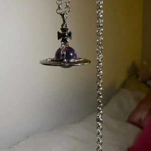 Vivienne Westwood halsband - Säljer mitt fina vivienne westwood halsband med en lila glaskula i, får ingen användning av den och vill helst bara bli av med den så priset går att diskutera🩷 skriv gärna innan du trycker på köp nu🫶