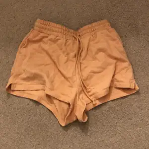 Orangea shorts från h&m i bra skick 