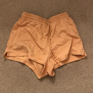 Shorts  - Orangea shorts från h&m i bra skick 