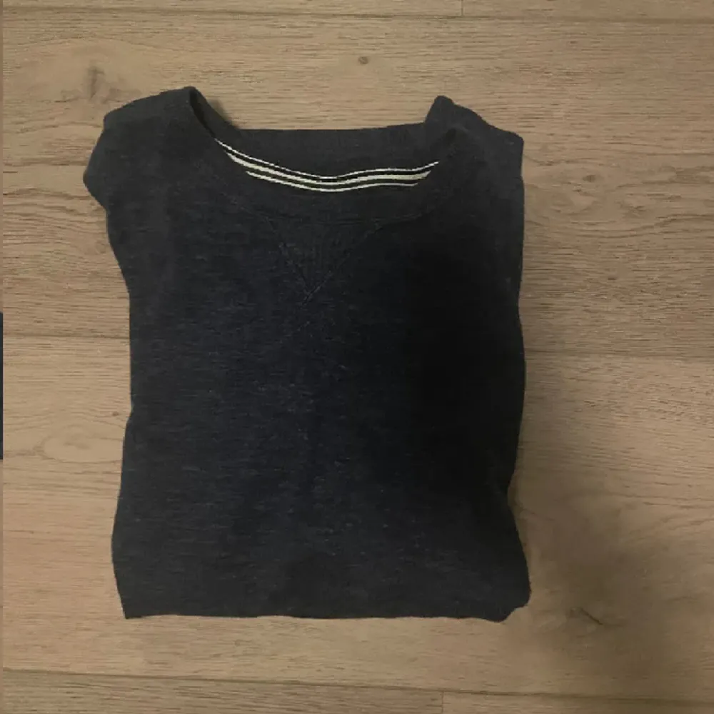 Säljer denna mörkblåa tröja ifrån East West, eftersom den inte används. Storleken är M och den i väldigt bra skick. 80% Bomull. Tröjor & Koftor.