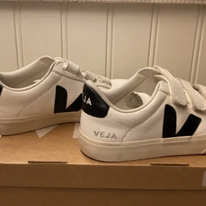 Veja skor  - Säljer mina veja skor pågrund utav fel storlek! Använda ish 1 månad Nypris 1200kr 