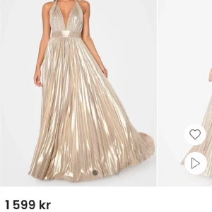 Balklänning - Balklänning från Goddiva, stretchig, går att knyta på olika sätt,Storlek M/L, finns lite småfläckar men som inte syns när man har på sig den då den är plisserad. Jag är 174 cm lång och passar perfekt när man har klackskor. Nypris 1.599. Använd 1 gång