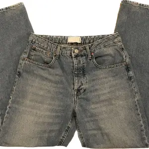 Riktigt snygga raka jeans från asos i mycket bra skick. Använda sparsamt och ganska få gånger. Storlek W30 L30