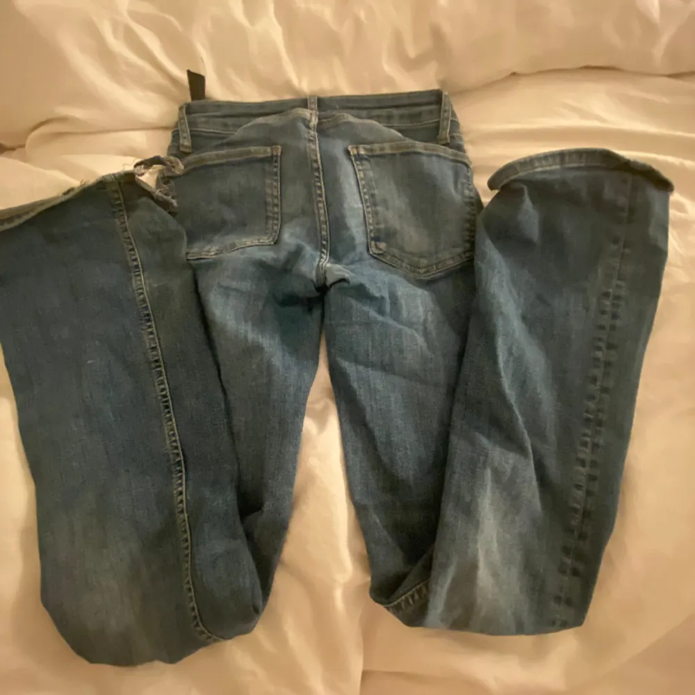 Jättefina jeans från zara, säger pg ingen användning. Tror jag köpte för 400kr 💘 inget fel med dom förutom att de är slitna på slutet av jeansen (finns fler bilder kom privat) . Jeans & Byxor.