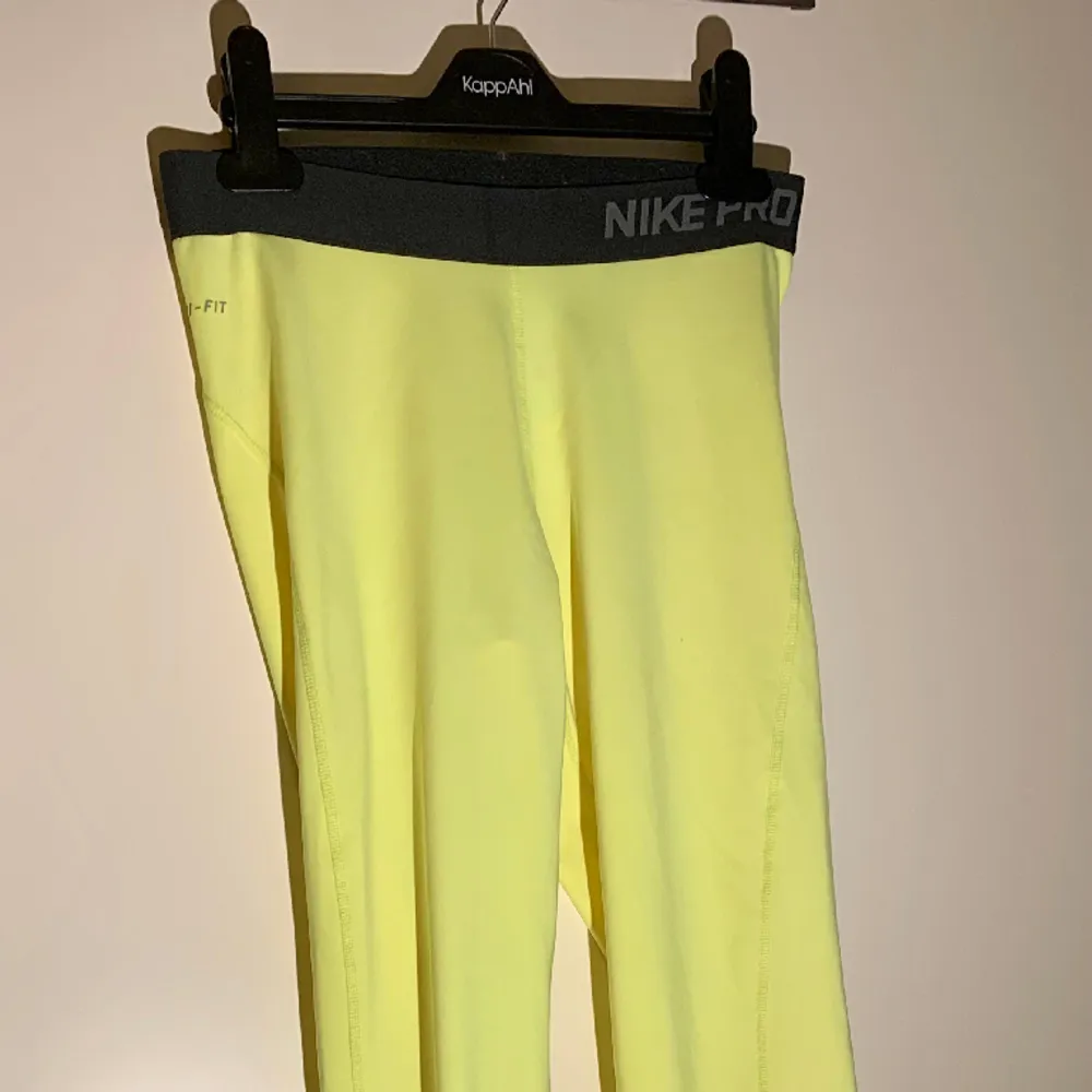Nike dri fit löpartights eller till gymmet med reflexer 💛. Jeans & Byxor.