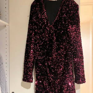 Gina Tricot klänning  - Superfin och festlig klänning från gina. Endast använd 1 gång. Storlek S. Nypris 600kr