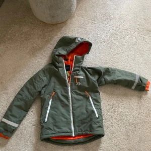 Vinter/skidjacka - En vinter och skidjacka😊 Storlek 150 men passar även Xs och S