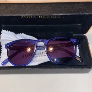 Ett par mycket fina solglasögon från John Henric Använd ett par gånger men är i bra skick Allt följer med