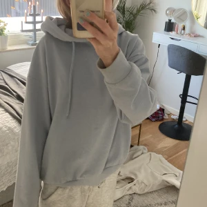 Hoodie - Säljer denna jätte mysiga hoodie från lager 157, nypris ungefär 250 kr. Hoodien är endast använd ett fåtal gånger och jag säljer den pågrund av att den nästan aldrig kommer till användning. Kom privat för fler bilder.