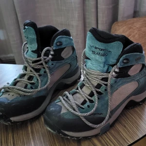 La sportiva trango gore tex stl 36 - Säljer ett par vandringskängor från märket Vibram la sportiva trango hike gore tex i storlek 36. Väldigt fina och inte slitna alls. Max 3 vandringar gjorda i skorna. 