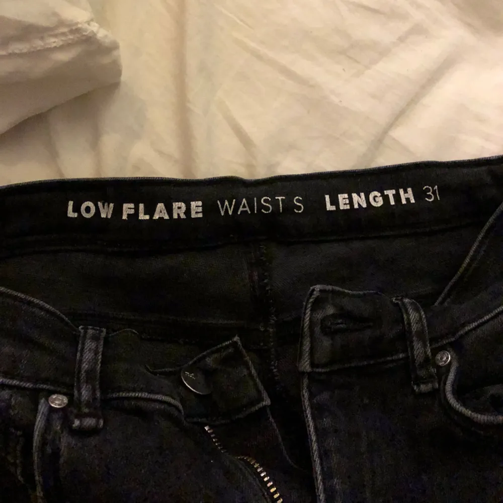 Jätte snygga bootcut jeans från Bikbok! Passar mig perfekt som är 163 lång :) storlek: S (obs fläckar i bilderna är på spegeln inte byxorna) 💞. Jeans & Byxor.