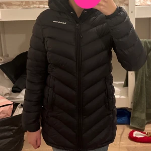 PEAK PERFORMANCE JACKA - En Peak performance. Köpt för 2000. Säljer för 1295. Den är i väldigt bra skick har haft den i ett år och några månader. Säljer den för den inte är min stil. 