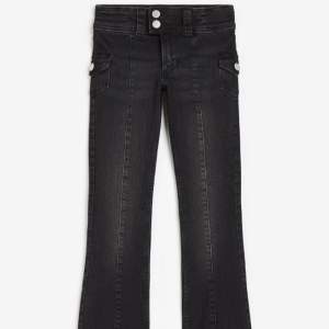 Intressekoll, lägg prisförslag. Lågmidjade bootcut jeans  ( Passar mig som är xs/s, 167cm lång, w 26 )  De är stretchiga och kan även regleras i midjan