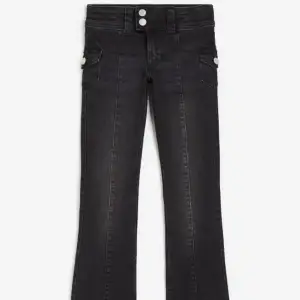 Intressekoll, lägg prisförslag. Lågmidjade bootcut jeans  ( Passar mig som är xs/s, 167cm lång, w 26 )  De är stretchiga och kan även regleras i midjan