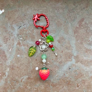 Jordgubbs nyckelring 🍓 - Handgjord jordgubbs nyckelring 𓍢ִ໋🌷͙֒₊˚*ੈ💚⸝⸝🍓✩‧₊˚  OBS! Skriv via DM innan du trycker på ”köp nu” <3