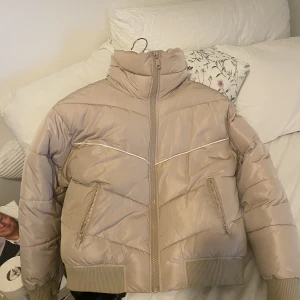 Beige jacka - Säljer en beige jacka från Monki🥰 köptes för ca 3 år sedan men är sparsamt använd! Jackan är i bra skickt förutom ärmen som är lite nopprig(se bild 3)🥰Priset kan diskuteras!