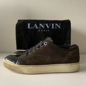 Lanvin Skor - Lanvin skor i en sällsynt färg, brun! Dom har mycket kvar att ge och är i fint skick sett till priset! Storlek: UK 5, sitter ofta två storlekar större. Pris: 1799. Dustbag medföljer. Hör av er kring frågor!
