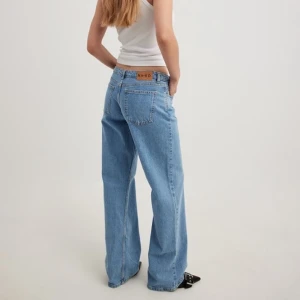 LÅGMIDJADE JEANS - lågmidjade jeans från nakd i storlek 34, oanvända