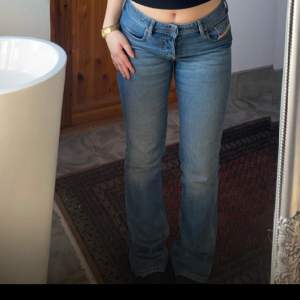 Supersnygga jeans från Diesel!✨ Säljer då de tyvärr blivit förstora för mig, något använda men fint skick.  Storlek 28/32 Jag är 160cm och de är ganska långa på mig ✨ Använd gärna köp nu!