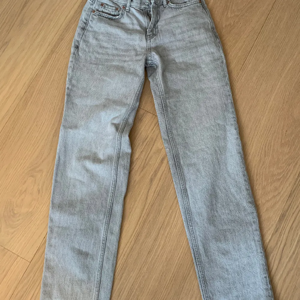 Grå Lågmidjade jeans från Gina Tricot i storlek 32. Sitter helt perfekt! Använda ett flertal gånger men fortfarande i mycket bra skick!  Säljer pga för små i storleken för mig.. Jeans & Byxor.