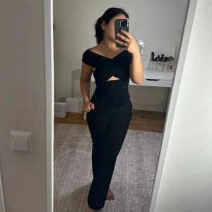 Topp  - Superfin topp som går att styla på flera olika sett lik bilderna. Den har även ett band som håller shoulder offen på plats. Aldrig använd. Skriv för fler bilder eller information. 