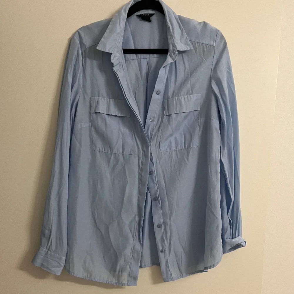 Blå skjorta från Lindex. Aldrig använd dock utan prislapp. . Skjortor.