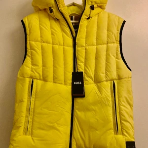 Limted HUGO BOSS väst gul - En ca 4 månaders helt oanvänd Limited Hugo BOSS väst. Tags & kvitto finns. Den är i nyskick och har inga tecken av slitage eller användning. 