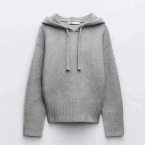 Funderar på att sälja min stickade hoodie från zara, helt slutsåld. Då den knappt kommer till användning(nyskick!!!). Skriv för fler bilder 🤍🤍 frakt tillkommer!