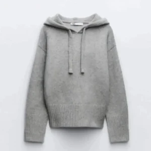 Grå stickad hoodie - Funderar på att sälja min stickade hoodie från zara, helt slutsåld. Då den knappt kommer till användning(nyskick!!!). Skriv för fler bilder 🤍🤍 frakt tillkommer!