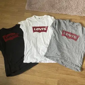 Säljer dessa tröjor från Levis ❤️ Köpta på zalando och Hede fashion outlet 🫶🏻 I använt skick och därav det låga priset 🙌
