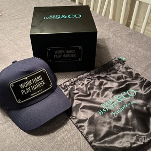 John Hatter keps Work hard…. - Äkta John Hatter keps inköpt på United Fashion i Göteborg. ”Work hard play harder” Endast använd ett fåtal ggr inomhus. Nypris 1000kr. Original kartong och dustbag ingår. 