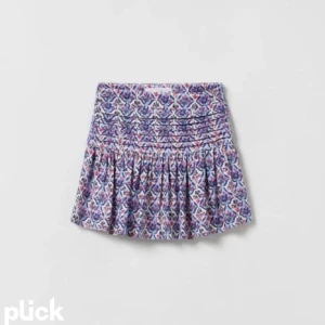 Zara kjol - Säljer en jättefin kjol ifrån zara. Den var för liten för mig, då endast testad. Skriv privat för frågor eller fler bilder💗😊 pris kan diskuteras 