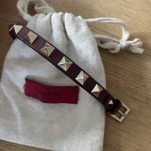 Valentino Armband - Intressekoll på Valentino armband i färgen vinröd💓 Armbandet är delvis slitet och lädret har lossnat lite, men syns ej på! 