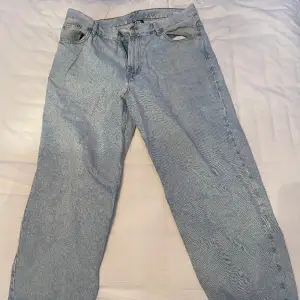 Ett par snygga ljusblåa Baggy jeans från sweet skate, det är big skate modell och storlek M. Skriv vid intresse.