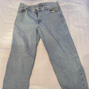 Baggy jeans - Ett par snygga ljusblåa Baggy jeans från sweet skate, det är big skate modell och storlek M. Skriv vid intresse.