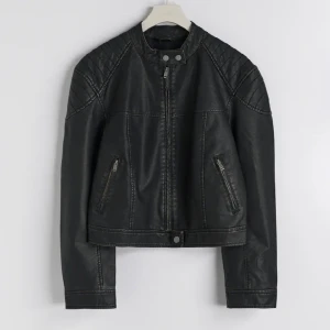 Brun läderjacka - Säljer denna bruna läderjacka som endast är använd ca 2 ggr då jag hittade en annan liknande som jag redan hade.. Nypris 800kr mitt pris 300kr❤️Skicka för fler bilder 