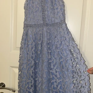 Klänning  - Säljer denna eleganta spets klänningen. Använd en gång, pris kan diskuteras 