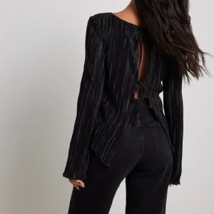 Svart blus  - Så snygg och helt oanvänd blus från nakd med prislapp kvar 😍. Även perfekt som julklapp! Skriv för fler frågor eller bilder ☺️