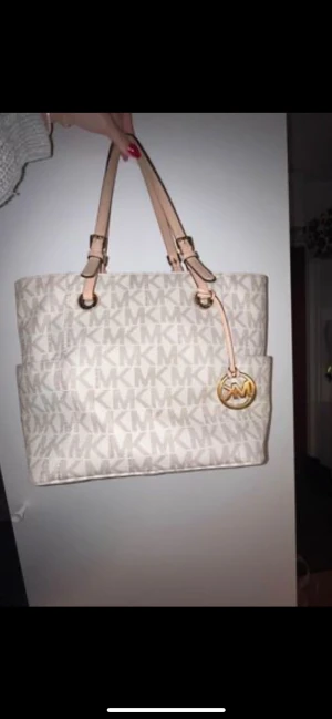 Michael Kors Väska  - Säljer min väska pågrund av att jag tyvärr inte använder den längre och den bara står och hänger❤️.  Mina föräldrar köpte den som julklapp några år sen.  