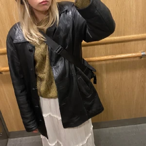 Perfekta skinnjackan! - Längre modell passar S-L beroende på hur man vill att den sitter, jag är ca S/M