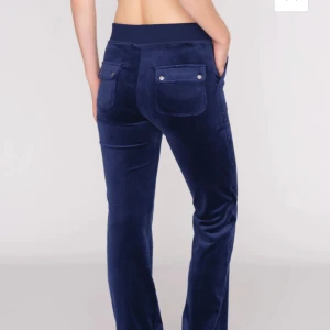 Söker juicy byxor - Jag söker juicy byxor i storlek S. Priset ska helst vara runt 400kr, dom ska helst vara i marinblå färg🥰