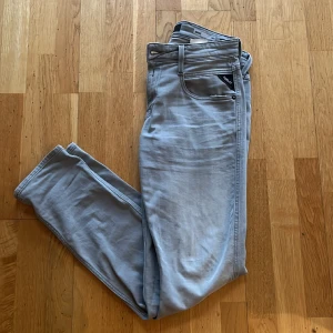 Replay anbass jeans - Storlek är 29/32 och köpte de för ca en månad sedan men använder de aldrig och ny pris är 1800 men säljer för 600 och priset kan diskuteras vid snabb affär. Färgen är ljus grå.