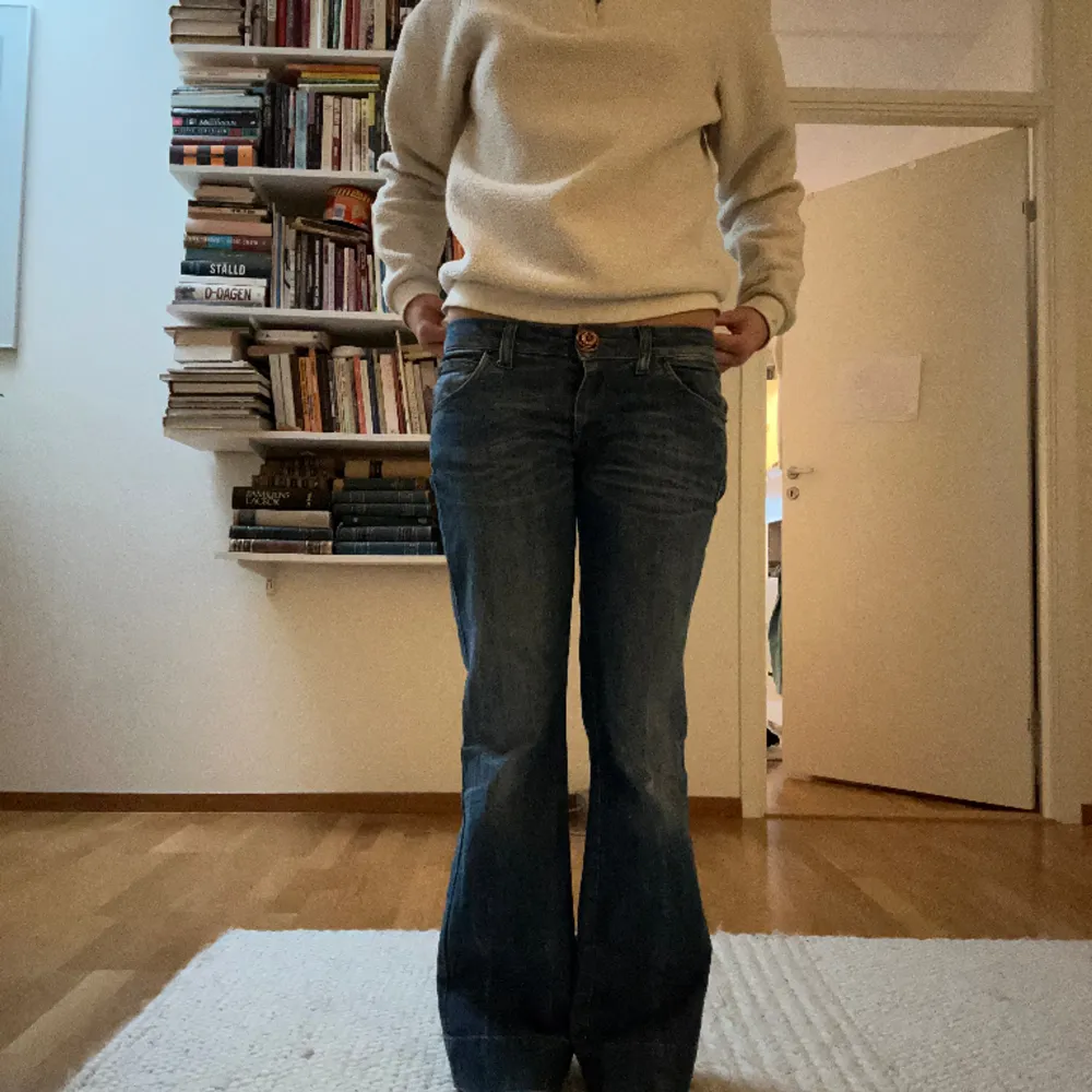 Midjemått: 81, Innerbenslängd: 80🤗. Jeans & Byxor.